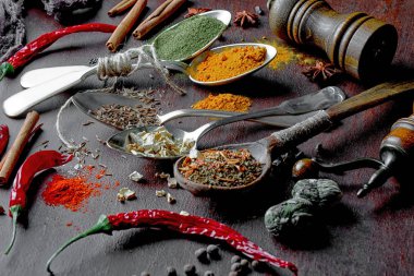 Eski bir arka plan üzerinde mutfak aksesuarları ile yemek pişirmek için baharat