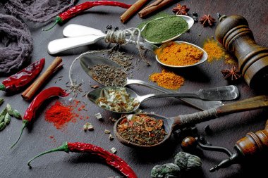 Eski bir arka plan üzerinde mutfak aksesuarları ile yemek pişirmek için baharat