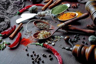 Eski bir arka plan üzerinde mutfak aksesuarları ile yemek pişirmek için baharat