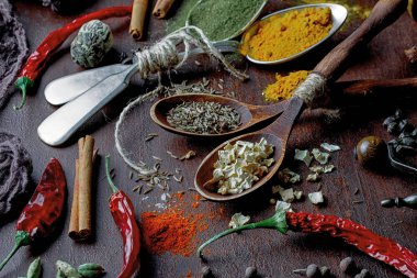 Eski bir arka plan üzerinde mutfak aksesuarları ile yemek pişirmek için baharat