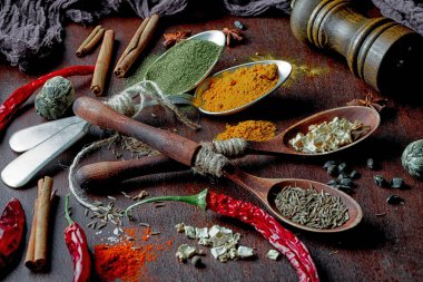 Eski bir arka plan üzerinde mutfak aksesuarları ile yemek pişirmek için baharat