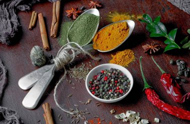 Eski bir arka plan üzerinde mutfak aksesuarları ile yemek pişirmek için baharat