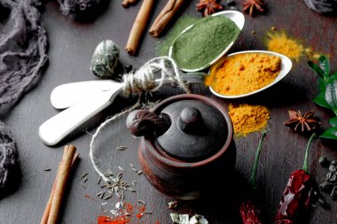 Eski bir arka plan üzerinde mutfak aksesuarları ile yemek pişirmek için baharat