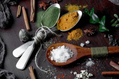 Eski bir arka plan üzerinde mutfak aksesuarları ile yemek pişirmek için baharat