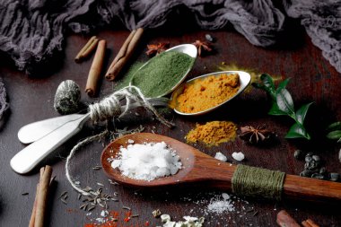 Eski bir arka plan üzerinde mutfak aksesuarları ile yemek pişirmek için baharat