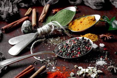 Eski bir arka plan üzerinde mutfak aksesuarları ile yemek pişirmek için baharat