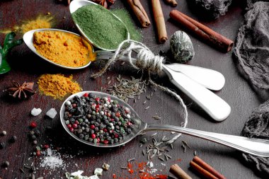 Eski bir arka plan üzerinde mutfak aksesuarları ile yemek pişirmek için baharat