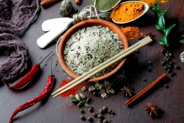 Eski bir arka plan üzerinde mutfak aksesuarları ile yemek pişirmek için baharat