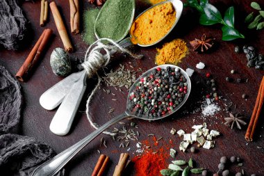 Eski bir arka plan üzerinde mutfak aksesuarları ile yemek pişirmek için baharat