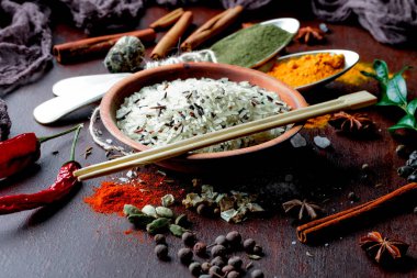 Eski bir arka plan üzerinde mutfak aksesuarları ile yemek pişirmek için baharat