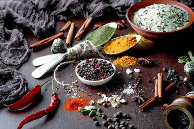 Eski bir arka plan üzerinde mutfak aksesuarları ile yemek pişirmek için baharat