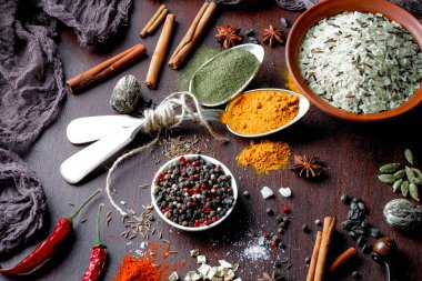 Eski bir arka plan üzerinde mutfak aksesuarları ile yemek pişirmek için baharat