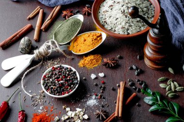 Eski bir arka plan üzerinde mutfak aksesuarları ile yemek pişirmek için baharat