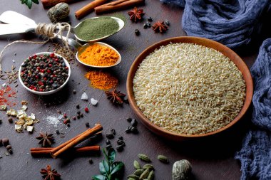 Eski bir arka plan üzerinde mutfak aksesuarları ile yemek pişirmek için baharat