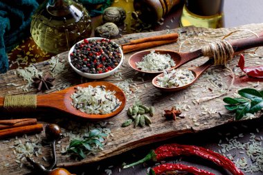 Eski bir arka plan üzerinde mutfak aksesuarları ile yemek pişirmek için baharat