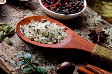 Eski bir arka plan üzerinde mutfak aksesuarları ile yemek pişirmek için baharat