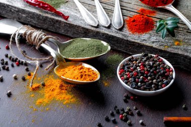 Eski bir arka plan üzerinde mutfak aksesuarları ile yemek pişirmek için baharat