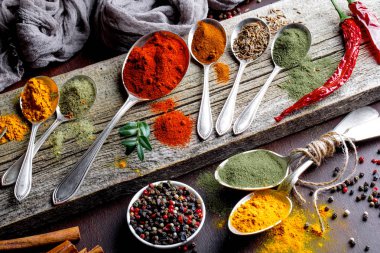 Eski bir arka plan üzerinde mutfak aksesuarları ile yemek pişirmek için baharat