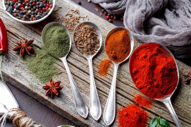 Eski bir arka plan üzerinde mutfak aksesuarları ile yemek pişirmek için baharat