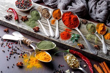 Eski bir arka plan üzerinde mutfak aksesuarları ile yemek pişirmek için baharat