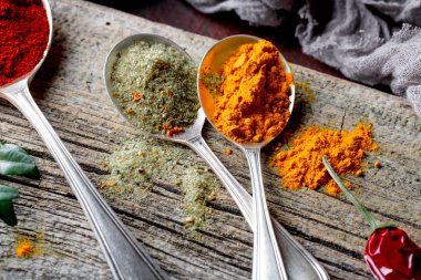 Eski bir arka plan üzerinde mutfak aksesuarları ile yemek pişirmek için baharat