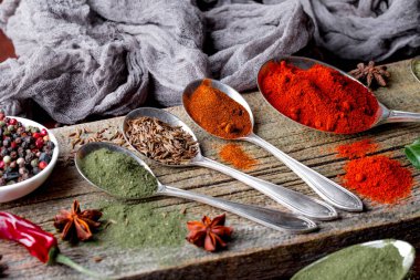 Eski bir arka plan üzerinde mutfak aksesuarları ile yemek pişirmek için baharat