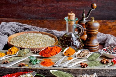 Eski bir arka plan üzerinde mutfak aksesuarları ile yemek pişirmek için baharat
