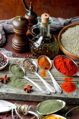 Eski bir arka plan üzerinde mutfak aksesuarları ile yemek pişirmek için baharat