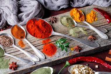 Eski bir arka plan üzerinde mutfak aksesuarları ile yemek pişirmek için baharat