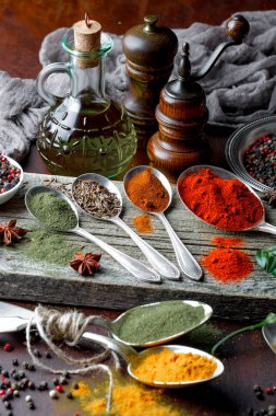 Eski bir arka plan üzerinde mutfak aksesuarları ile yemek pişirmek için baharat