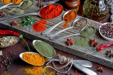 Eski bir arka plan üzerinde mutfak aksesuarları ile yemek pişirmek için baharat