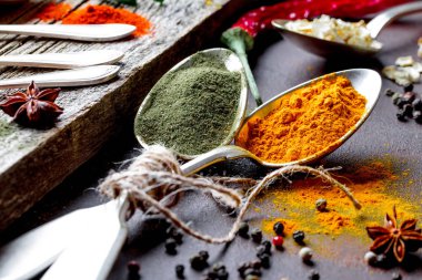 Eski bir arka plan üzerinde mutfak aksesuarları ile yemek pişirmek için baharat