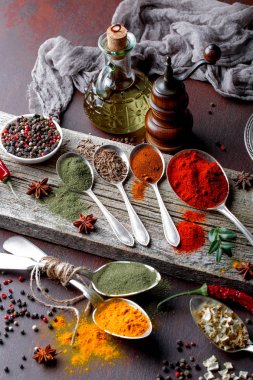 Eski bir arka plan üzerinde mutfak aksesuarları ile yemek pişirmek için baharat