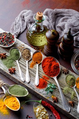 Eski bir arka plan üzerinde mutfak aksesuarları ile yemek pişirmek için baharat