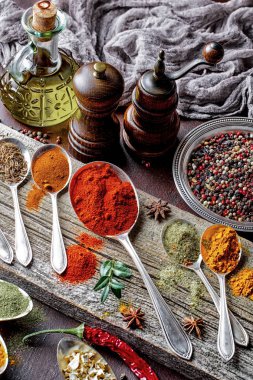 Eski bir arka plan üzerinde mutfak aksesuarları ile yemek pişirmek için baharat