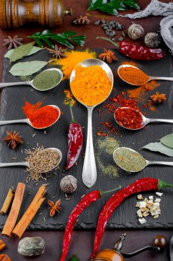 Eski bir arka plan üzerinde mutfak aksesuarları ile yemek pişirmek için baharat