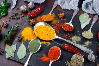 Eski bir arka plan üzerinde mutfak aksesuarları ile yemek pişirmek için baharat