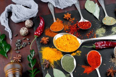 Eski bir arka plan üzerinde mutfak aksesuarları ile yemek pişirmek için baharat