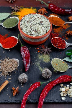 Eski bir arka plan üzerinde mutfak aksesuarları ile yemek pişirmek için baharat