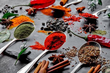 Eski bir arka plan üzerinde mutfak aksesuarları ile yemek pişirmek için baharat