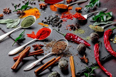 Eski bir arka plan üzerinde mutfak aksesuarları ile yemek pişirmek için baharat