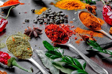 Eski bir arka plan üzerinde mutfak aksesuarları ile yemek pişirmek için baharat