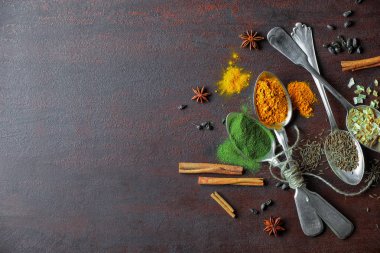 Eski bir arka plan üzerinde mutfak aksesuarları ile yemek pişirmek için baharat