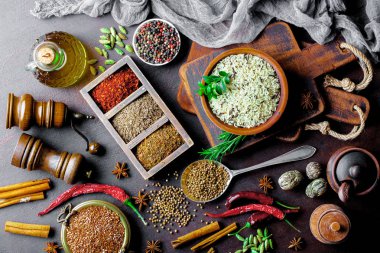 Eski bir arka plan üzerinde mutfak aksesuarları ile yemek pişirmek için baharat