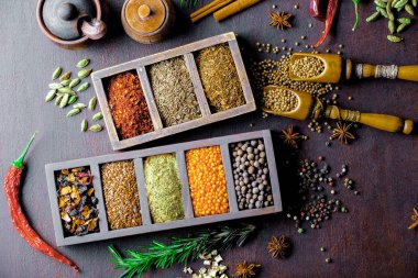 Eski bir arka plan üzerinde mutfak aksesuarları ile yemek pişirmek için baharat