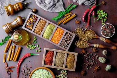 Eski bir arka plan üzerinde mutfak aksesuarları ile yemek pişirmek için baharat