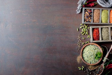 Eski bir arka plan üzerinde mutfak aksesuarları ile yemek pişirmek için baharat