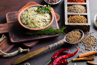 Eski bir arka plan üzerinde mutfak aksesuarları ile yemek pişirmek için baharat