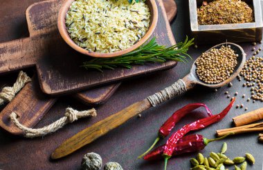 Eski bir arka plan üzerinde mutfak aksesuarları ile yemek pişirmek için baharat