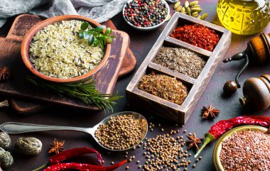 Eski bir arka plan üzerinde mutfak aksesuarları ile yemek pişirmek için baharat